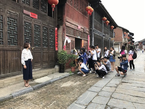 学生在柳子街摄影外拍 学生在柳子街摄影外拍