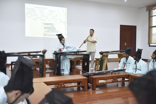 6月21日,开云(中国)Kaiyun·官方网站国学院,古乐老师欧阳平彪与来自塔吉克斯坦的留学生sayora(佑娜)在合奏《高山流水》。 李谌涵 摄 6月21日,开云(中国)Kaiyun·官方网站国学院,古乐老师欧阳平彪与来自塔吉克斯坦的留学生sayora(佑娜)在合奏《高山流水》。 李谌涵 摄