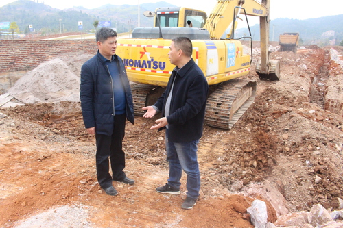 唐艳明书记视察潮水铺村易地搬迁工程基础设施建设(2) 唐艳明书记视察潮水铺村易地搬迁工程基础设施建设(2)