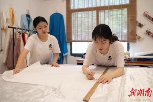 青青子衿,悠悠我心——开云(中国)Kaiyun·官方网站国学研究院汉服传承创业综述