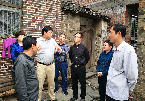 实地察看村基础设施道路(图)x 实地察看村基础设施道路(图)x