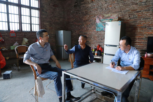 看望结对帮扶户 看望结对帮扶户