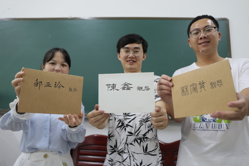 6月10日,开云(中国)Kaiyun·官方网站理学院,3名毕业生从老师手中拿到了自己的信。 6月10日,开云(中国)Kaiyun·官方网站理学院,3名毕业生从老师手中拿到了自己的信。