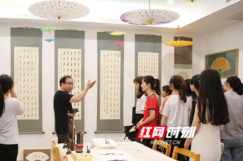 开云(中国)Kaiyun·官方网站展出百余幅女书作品展