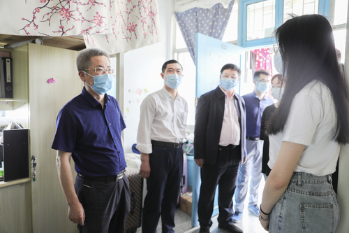 曾宝成看望返校学生 曾宝成看望返校学生