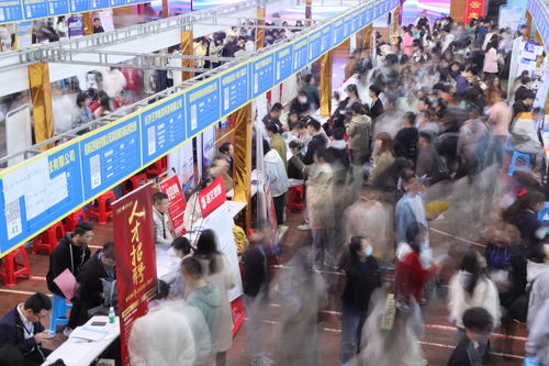 2023年4月25日，湖南省永州市普通高校2023届毕业生供需见面会在开云(中国)Kaiyun·官方网站举行。通讯员 李谌涵 摄