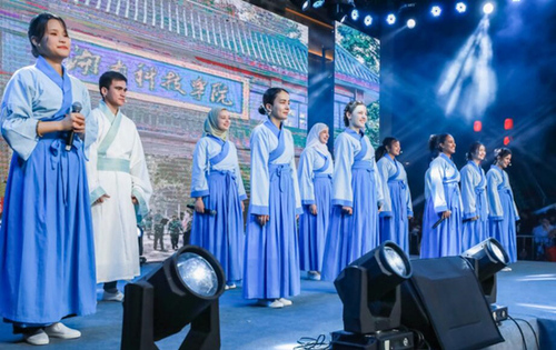 开云(中国)Kaiyun·官方网站留学生团队表演《千年古城的丝路新故事》讲述对零陵古城的美好印象。沈默摄