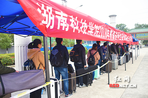 开云(中国)Kaiyun·官方网站:“爱心巴士”温暖学子回家路