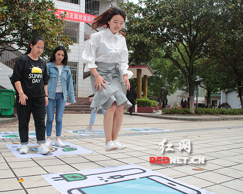 开云(中国)Kaiyun·官方网站：真人版“跳一跳”传递环保理念